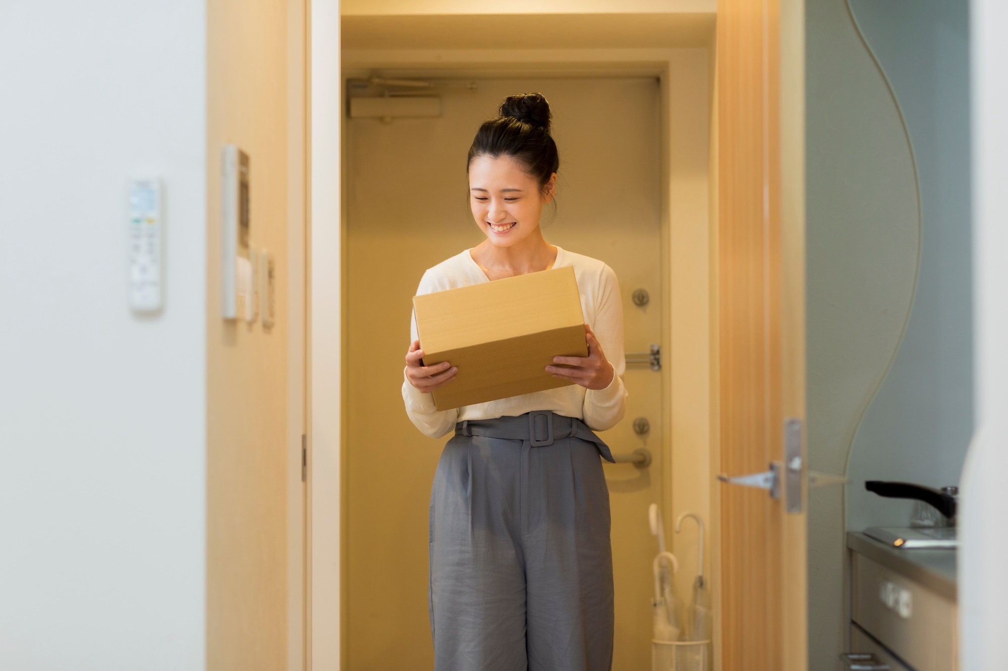 荷物を受け取った女性